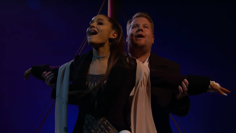 Ariana Grande e James Corden encenando Titanic