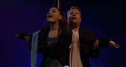 Ariana Grande e James Corden encenando <i>Titanic</i> - Reprodução