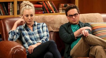 Leonard e Penny sentados no sofá em The Big Bang Theory (Foto: reprodução)