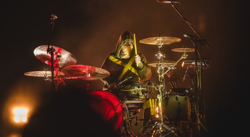Josh Dun, do Twenty One Pilots, se apresentando no Lollapalooza 2019 (Foto: Camila Cara)