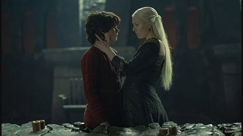 Elliot Grihault como Lucerys Targaryen e Emma D' Arcy como Rhaenyra Targaryen em A Casa do Dragão (Foto: reprodução / HBO)
