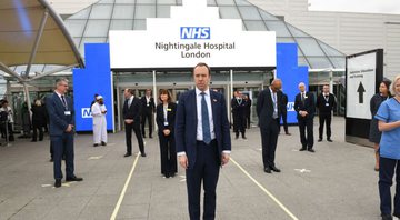 None - Matt Hancock, ministro da saúde do Reino Unido, em frente ao Nightingale Hospital (Foto:  WPA Pool / Equipe)