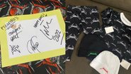 Cartão com autógrafos e roupas de bebê estilizadas como logo do Metallica (Foto: Reprodução/Instagram)