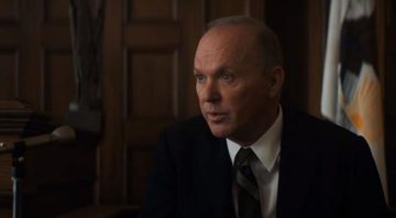 Michael Keaton como Ramsey Clark em Os 7 de Chicago (Foto: Reprodução/Netflix)
