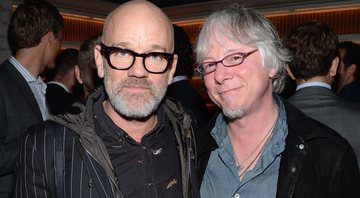 None - Michael Stipe e Mike Mills (Foto: Dimitrios Kambouris/Getty Images for The Lunchbox Fund)