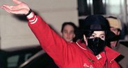 Michael Jackson usa uma máscara preta ao adentrar o Hotel Lanesborough, em Londres, em 16 de fevereiro de 1996 (Foto: AP / Adam Butler)