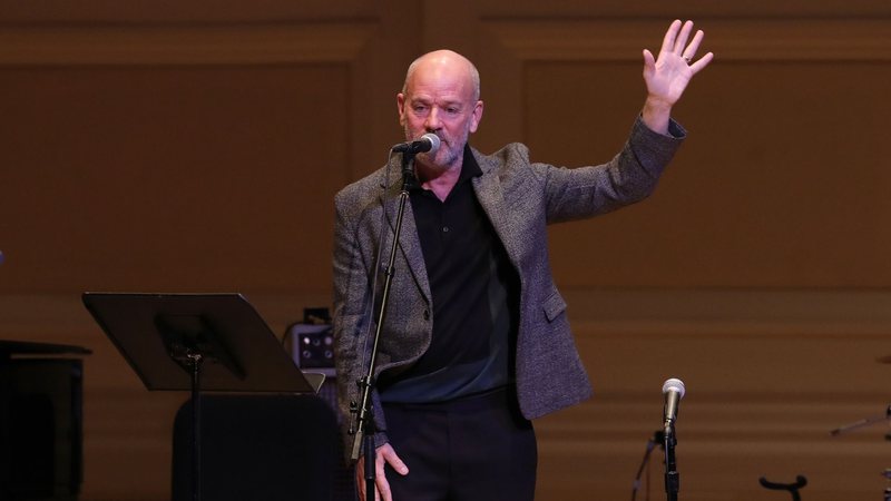 R.E.M.: Por que Michael Stipe mudou letra de 'Losing My Religion'?