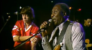 Mick Jagger, vocalista dos Rolling Stones, e Muddy Waters cantam ao vivo no Checkerboard Lounge (Foto: YouTube / Reprodução)