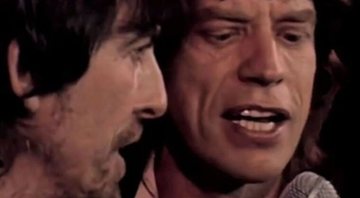 None - George Harrison e Mick Jagger em cerimônia do Hall da Fama do Rock and Roll, em 1988 (Foto: Reprodução/ Youtube)
