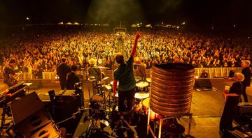 Imagem Após Austrália conter Covid-19, Midnight Oil faz show para 13 mil pessoas