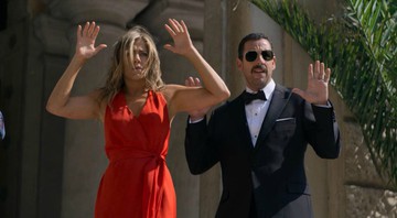 Jennifer Aniston e Adam Sandler, em cena de Mistério do Mediterrâneo (Foto: Netflix / Reprodução)