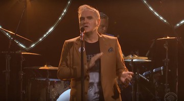 None - Morrissey durante apresentação no The Late Late Show with James Corden (Foto: Reprodução)