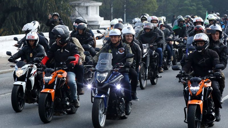 Jair Bolsonaro e apoiadores em motociata (Foto: Rodrigo Paiva/Getty Images))