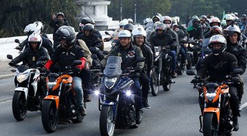 None - Jair Bolsonaro e apoiadores em motociata (Foto: Rodrigo Paiva/Getty Images))