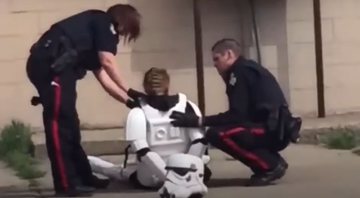 Mulher vestida de Stormtrooper abordada por policiais no Canadá (Foto: Reprodução)