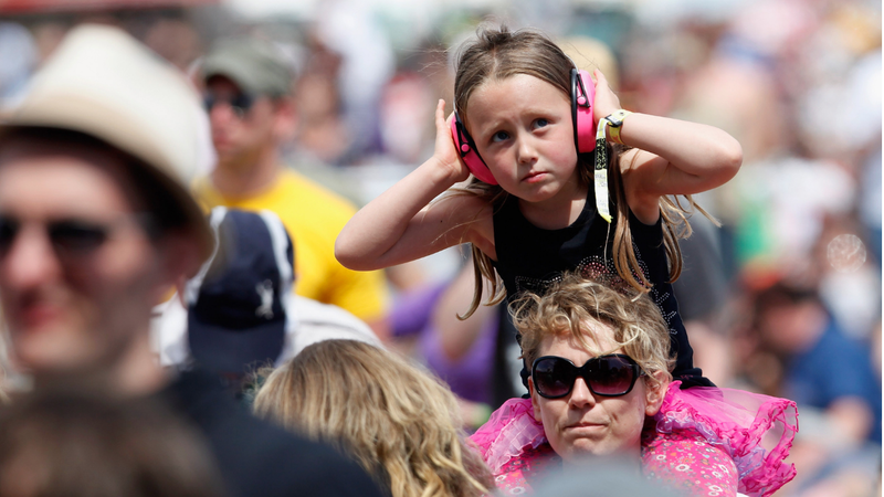 Menina em festival na Inglaterra (Foto: Simone Joyner/Getty Images)