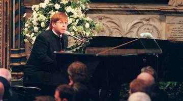 Elton John cantando "Candle in the Wind" no funeral da princesa Diana (Foto: Reprodução)