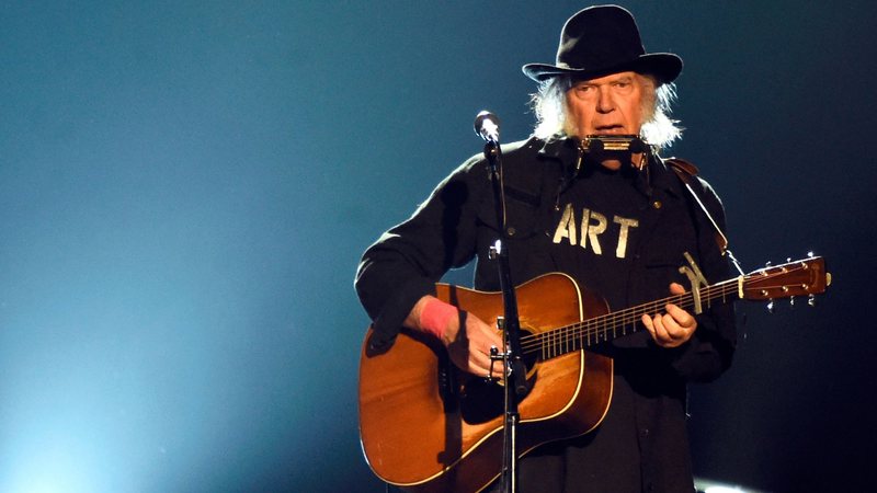 Neil Young não fará turnês até que pandemia de covid-19 tenha terminado: 'Não ligo se for o único'
