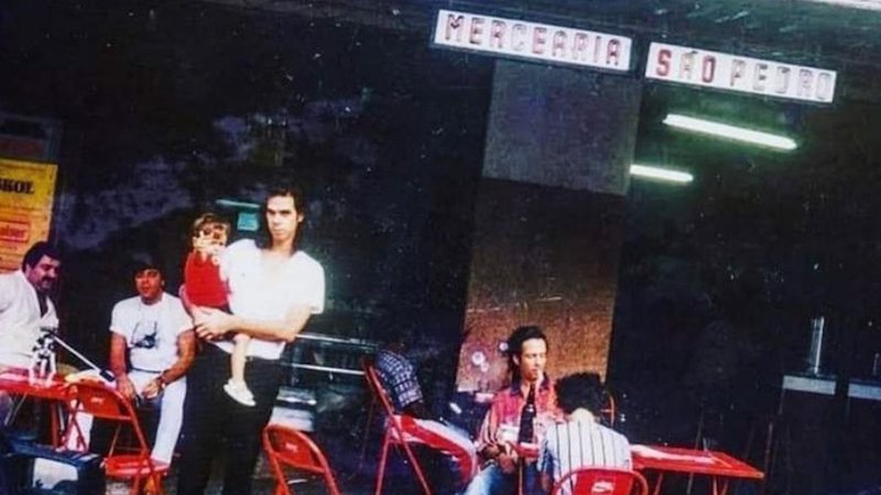 Nick Cave e o filho, Luke, no Mercearia São Pedro, em São Paulo (Foto: Peter Semple)