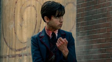 Aidan Gallagher como Cinco em Umbrella Academy (foto: reprodução/ Netflix)