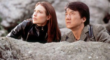 Jackie Chan e Claire Forlani em O Medalhão (Foto: Reprodução/IMDb)