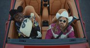 Lil Nas X e Billy Ray Cyrus em cena do clipe "Old Town Road" (Foto: Reprodução / YouTube)