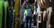 Apoiador anda entre caminhões durante ato em apoio a Bolsonaro em maio de 2021 (Foto: Andressa Anholete/Getty Images)