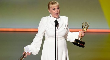 Patricia Arquette recebe o Emmy de Melhor Atriz Coadjuvante (Foto: Chris Pizzello/ Invision/ AP)