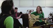 Paul McCartney e John Lennon em The Beatles: Get Back (Foto: Reprodução /Youtube)