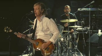None - Paul McCartney e Ringo Starr em show (foto: reprodução/ Youtube)