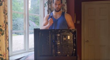None - Henry Cavill montando PC Gamer em vídeo no IGTV (foto: reprodução/ Instagram)