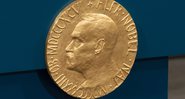 Placa com Alfred Nobel, criador do Prêmio Nobel (Foto: Getty Images /Ragnar Singsaas)
