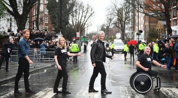 None - Príncipe Harry e Bon Jovi na icônica pose dos Beatles (Foto: Victoria Jones/PA Wire/ via AP Images)