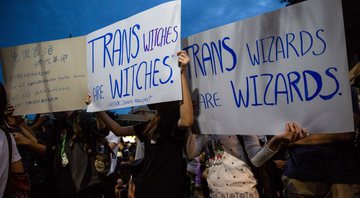 Na Tailândia, pessoas protestam contra transfobia de J. K. Rowling. Nos cartazes, lê-se: "Bruxas trans são bruxas" e "Bruxos trans são bruxos"(Foto: Lauren DeCicca/Getty Images))