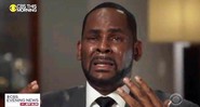 Rapper R. Kelly chora em entrevista à rede de TV CBS (Foto: CBS/Reprodução)