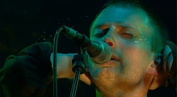 None - Radiohead se apresenta no Glastonbury 1997 (Foto: Reprodução/Youtube)