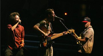 Zack de la Rocha, Tim Commerford e Tom Morello, membros do Rage Against The Machine (Foto: AP Images / Branimir Kvartuc)