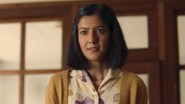 Rakhee Thakar como Miss Sands (Foto: Reprodução / Netflix)