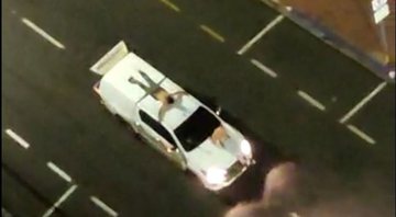 None - Quadrilha de assaltantes de Araçatuba amarram reféns em cima de carro (Foto: Reprodução/Twitter)