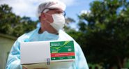 Médico segura caixa do remédio cloroquina (Foto: Andressa Anholete / Getty Images)