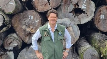 Ministro Ricardo Salles em frente à madeira apreendida no Pará, em 1º de abril (Reprodução/Instagram)