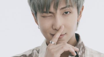 None - RM, do BTS, na capa digital da Rolling Stone EUA vestido de cinza e com a mão na boca (Foto: Hong Jang Hyun para a Rolling Stone)