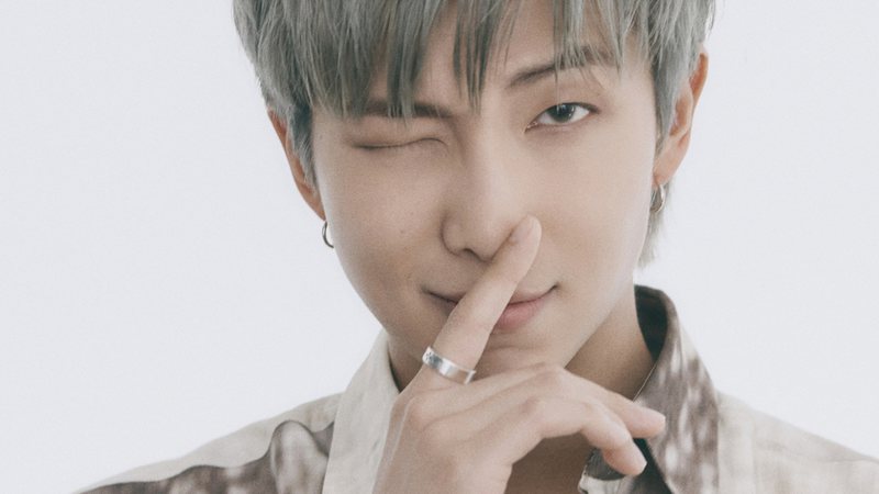 RM, do BTS, na capa digital da Rolling Stone EUA vestido de cinza e com a mão na boca (Foto: Hong Jang Hyun para a Rolling Stone)