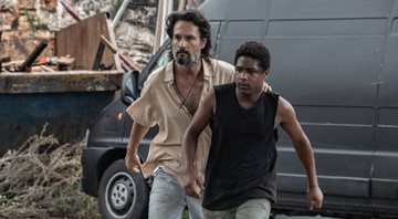 Rodrigo Santoro e Christian Malheiros em 7 Prisioneiros (Foto: DivulgaçãoAline Arruda/Netflix)