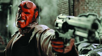 None - Ron Perlman como Hellboy (Foto: Reprodução / Columbia Pictures)
