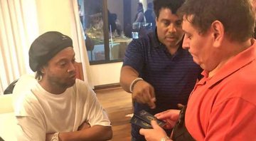 Ronaldinho Gaúcho em interrogação da polícia paraguaia (Foto: Reprodução Twitter)