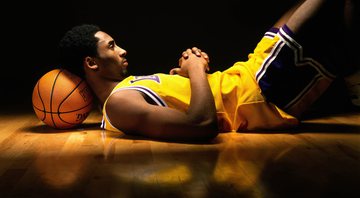None - Kobe Bryant com a camisa 8 dos Lakers, em 1998, Los Angeles (foto: Jon Soohoo/ NBAE/Getty)