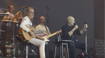 Mike Rutherford e Phil Collins juntos no palco depois de 12 anos (Foto:Reprodução)