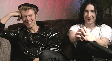None - David Bowie e Trent Reznor em entrevista em 1995 (Foto:Reprodução)