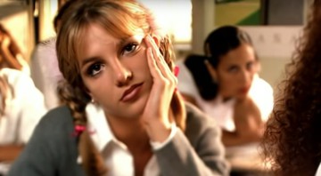 None - Britney Spears no clipe de Baby One More Time (Foto:Reprodução)